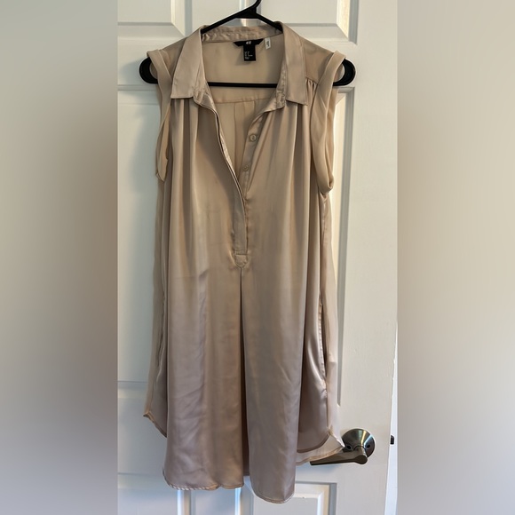 Long flowy satin style shirt. - Picture 1 of 3